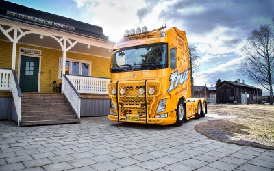 A16-2,Highway,G16-4,Top-Bar,Sideliner,Volvo FH4-Glob-XL,presentation,Guldager,lackerad,lacquered,yellow,gul